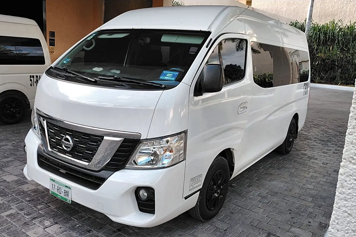 Nissan Urvan – transporte privado Surfing on the Road Cancún