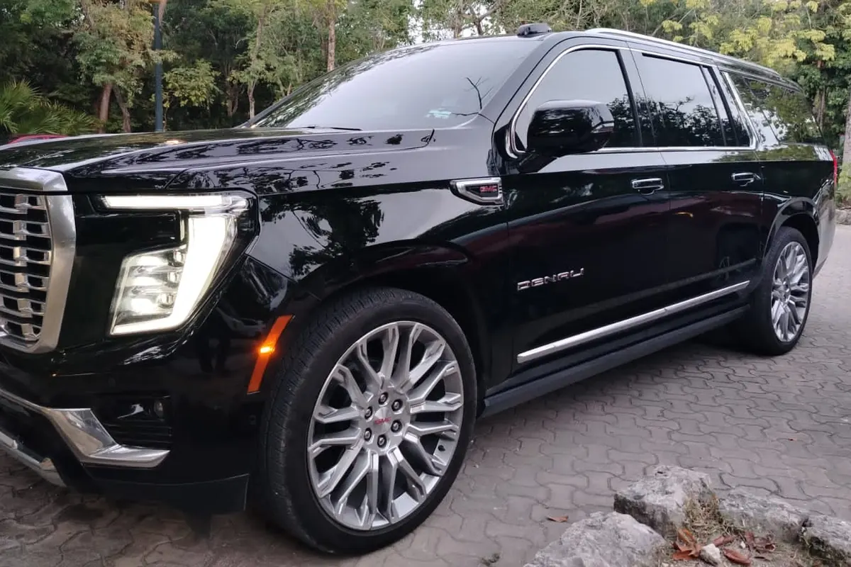 GMC Yukon Denali – transporte privado Surfing on the Road Cancún